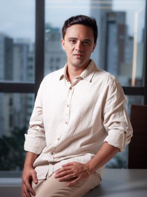 DOMAR PRODUTORA @domarprodutora    ViTOR BERTI FOTÓGRAFO @vitorberti  Lei nº 9.610, de 19 de fevereiro de 1998.

Da Utilização da Obra Fotográfica

Art. 79. O autor de obra fotográfica tem direito a reproduzi-la e colocá-la à venda, observadas as restrições à exposição, reprodução e venda de retratos, e sem prejuízo dos direitos de autor sobre a obra fotografada, se de artes plásticas protegidas.

§ 1º A fotografia, quando utilizada por terceiros, indicará de forma legível o nome do seu autor.

§ 2º É vedada a reprodução de obra fotográfica que não esteja em absoluta consonância com o original, salvo prévia autorização do autor.

Art. 108. Quem, na utilização, por qualquer modalidade, de obra intelectual, deixar de indicar ou de anunciar, como tal, o nome, pseudônimo ou sinal convencional do autor e do intérprete, além de responder por danos morais, está obrigado a divulgar-lhes a identidade da seguinte forma:

I - tratando-se de empresa de radiodifusão, no mesmo horário em que tiver ocorrido a infração, por três dias consecutivos;

II - tratando-se de publicação gráfica ou fonográfica, mediante inclusão de errata nos exemplares ainda não distribuídos, sem prejuízo de comunicação, com destaque, por três vezes consecutivas em jornal de grande circulação, dos domicílios do autor, do intérprete e do editor ou produtor;

III - tratando-se de outra forma de utilização, por intermédio da imprensa, na forma a que se refere o inciso anterior.